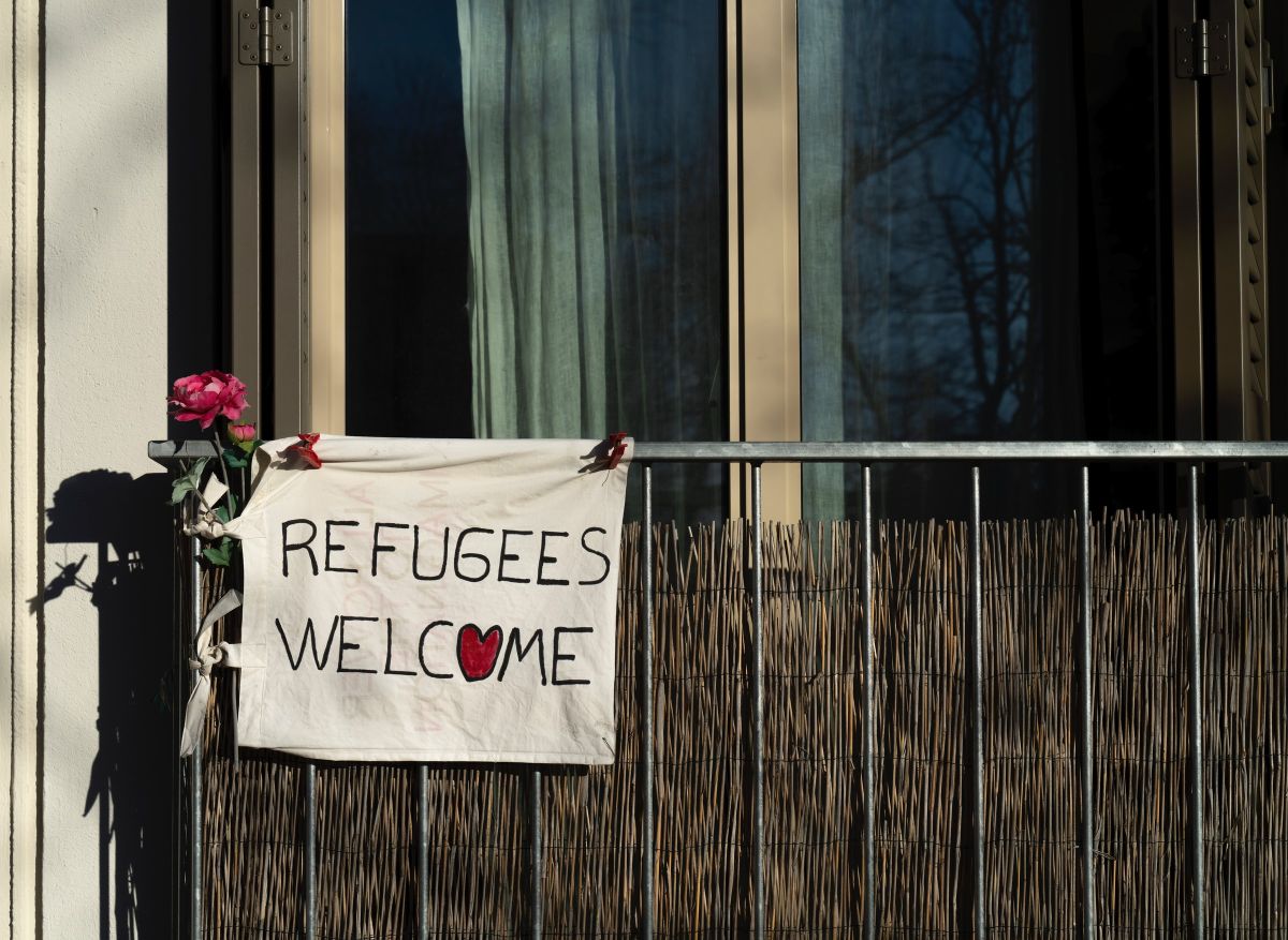 locals placing signs outside their homes to welcome those displaced by war